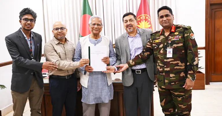 নজরদারি প্রযুক্তির সংগ্রহ ও ব্যবহার পর্যালোচনা কমিটির সঙ্গে প্রধান উপদেষ্টা